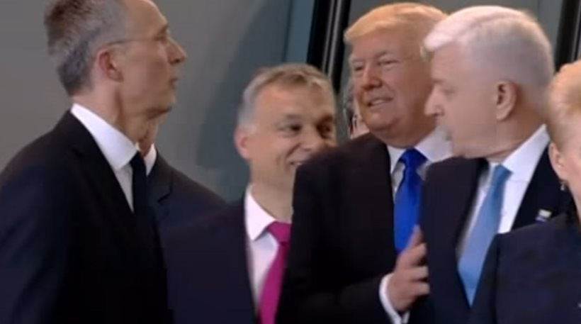 Ο πολιτικός συμβολισμός της «σπρωξιάς» του Τραμπ στον πρωθυπουργό του Μαυροβουνίου